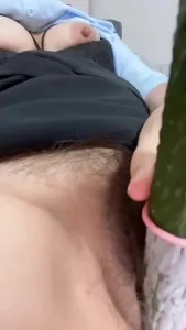 【雨哥91】骚逼的大黄瓜插的骚逼水汪汪的，白浆四溢流出
