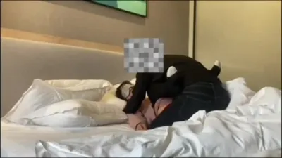 爱吃肉棒的少妇人妻 喜欢被后入 说这样可以顶到子宫里 优雅性感尤物