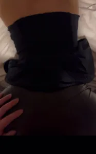 性瘾大屁股皮裤少妇求男人无套虐待
