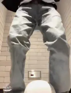 【雨哥91】逼痒难耐躲在厕所里发骚，插逼抓奶刺激死了