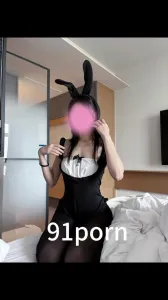 兔女郎无套后入特写，最后的奶子太色了