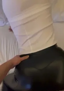 大家想怎么玩来留言侮辱 骚货想看 肥臀皮裤母狗被后入顶子宫内射调教