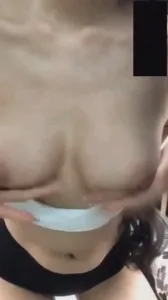 和包养女大视频，女大忍不住了骚搜弄姿勾引