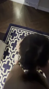 骚母狗跪地，学狗叫，吃鸡吧