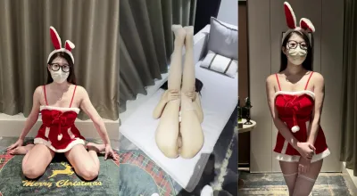 [原创] 圣诞夜操高颜值兔女郎，戴着眼镜跪在落地窗前，最后射在小骚穴上。