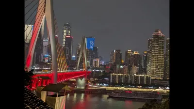 初冬携妻赴渝游玩品尝山城火锅，麻辣的滋味更增添了我们床第间的乐趣