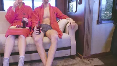 女人穷游的代价三亚遇老外！蜂腰蜜臀窗户前无套爆插