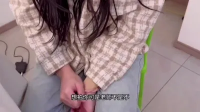 大学老师想出片，拍摄擦边视频，没想到被勾引爆操喷