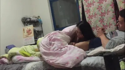 贵在真实，热恋情侣一身腱子肉小伙把长发女友床上肏到床下，很生猛啊