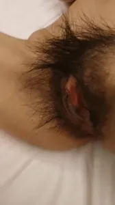 妹子的屄毛浓密又杂乱，性欲真旺