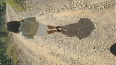 在野外解救迷路了的肉丝高跟熟女，回到酒店后大方地以身相许表示感谢