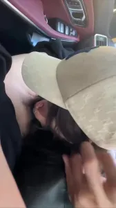 极品网红给富哥当小三 在宝马上随时口交吞精