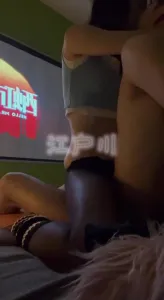 骚母狗穿黑丝，坐在大肉棒上自己动，爽的抽搐！！！