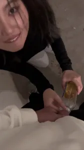 贱人操逼之前主动喝尿提神醒脑 一个劲的要求给她射脸上