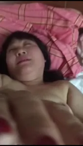 同小区邻居阿姨，熟女家中偷情，在主卧干她