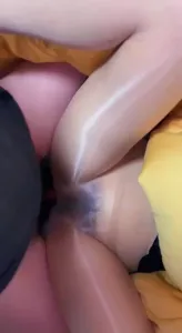 看到老婆的油亮无缝肉丝长腿哪有不干的道理！先隔丝插逼再无套内射！