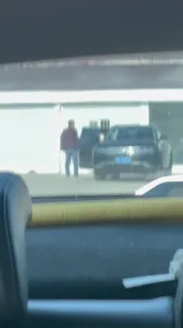 外面有人，手里的玩具还没停