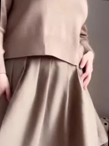 忍不住摸自己的大肥屄,奶头好硬、阴唇都垂下来啦