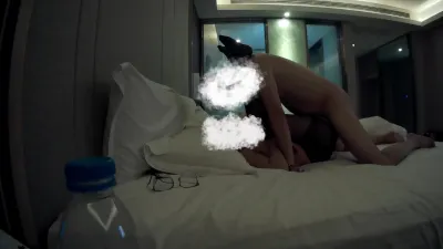 黑丝少妇爽的紧抓双脚