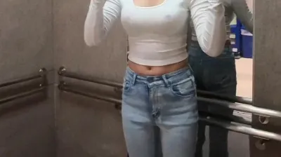 约炮帅逼纹身男车震，中出内射大奶妹