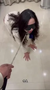 把工装OL的气质少妇拴着狗链调教，口塞像母狗一样，小穴全湿中出内射