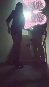 少妇楼梯口啪啪 ，被人尴尬发现