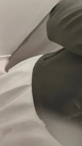 在商场试衣间，隔壁有人，一时没忍住，把老婆内射了