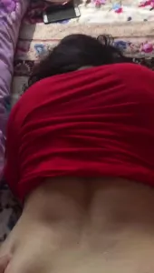 熟女阿姨被按在婚床上后入，衣服都没脱