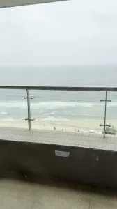 海陵岛海景房对着大海沙滩人群内射金发小母狗