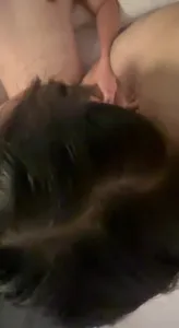 和兄弟一块找了一个小妹玩3P，给她塞了一个狐狸尾巴