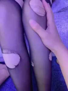 玩弄母狗的美腿，最后射黑丝上（申请论坛验证码）