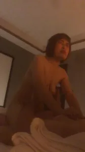 短发熟女偷情主动坐上来做爱，无套内射非常爽