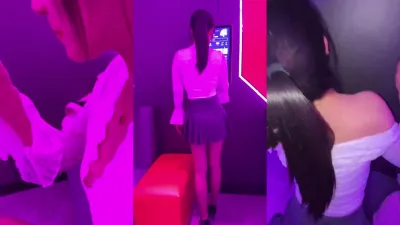 陪嫂子去KTV唱歌散心，玩嗨了嫂子放肆裸体，在包厢操起来了，服务员路