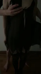 穿黑色战袍的女朋友，身材不错