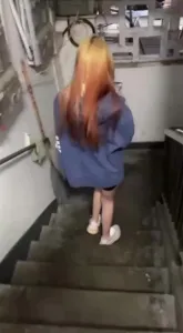 20岁粉嫩学妹，忽悠她到宿舍玩，被干的嗷嗷叫，极品身材，逼毛又长又黑