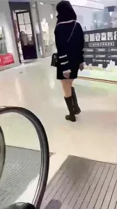 商场试衣间和美女偷情，干到中途有人来换衣服，差点被发现了！