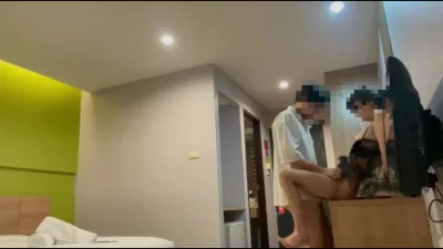 带老婆玩3P，娇小身段在酒店遭三根巨屌多体位狂插猛干，浪吟不绝，干到