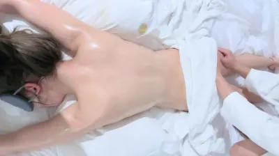 终于说服老婆，体验单男全裸推油按摩，终于没忍住被开发了