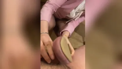 刚约的退役空姐被要求对着鞋子做