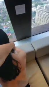 落地窗拽头发后入00后巨乳