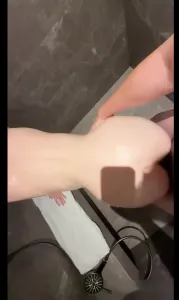 在浴室里后入酒吧女神