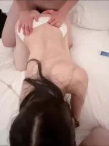 3p娇妻，单男后入帮老公撸