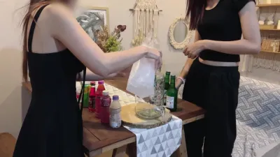 小情侣在家爱爱吃鸡啪啪身材不错骚逼抠抠的啪啪响被无套输出不能内射只能