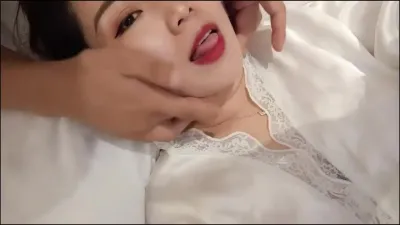 性饥渴富婆做按摩，得不到老公满足，一直勾引技师操自己，还让他别戴套