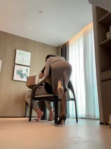 白领下班后迫不及待到酒店约炮