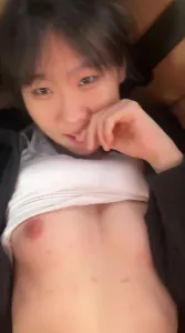 偷情刚结婚不久的少妇在车上做爱