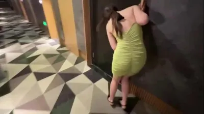 酒吧约了个身材特别好的妹子，这身材是真不错，聊了两三天直接带出去开房