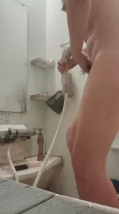 嫂子在洗澡，大哥偷偷发给我