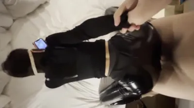 边打电话边被主人掐住脖子猛操，母狗嘴上一直说不想要了却一直迎合抽插