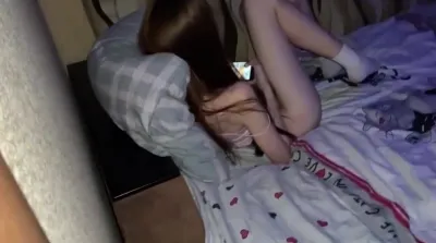 穿着小白袜，躲在卧室看黄片，结果被我发现了，学妹说自己只是在